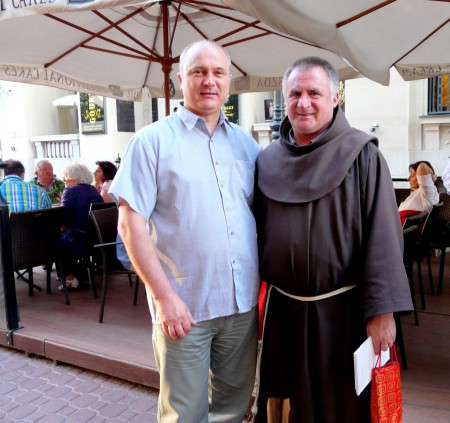 EGYKORI ISKOLATÁRSAMMAL